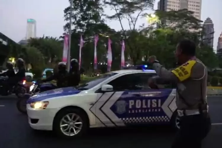 Saat delegasi Laos  dengan pengawalan ketat KTT Asean, diterobos mobil patroli dari Polda Metro Jaya dan hampir menyerempet rombongan tamu negara. (istimewa )