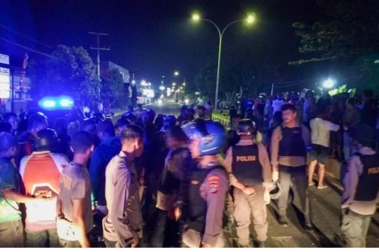 Polisi Berhasil Bubarkan Warga Yang Memblokade Jalan Utama Kota Sorong (Humas Polres Kota Sorong)