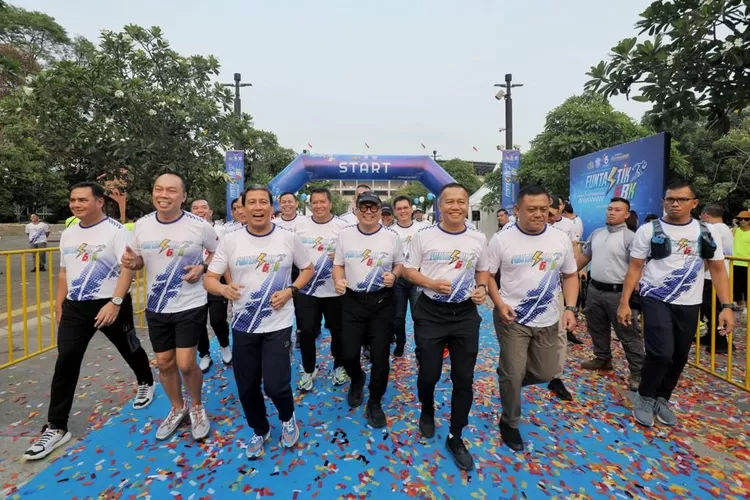 Korlantas Polri menggelar acara Marathon Funtastik 6,8 K dengan titik start dari Plaza Timur Gelora Bung Karno (GBK) Jakarta. (Humas Polri )