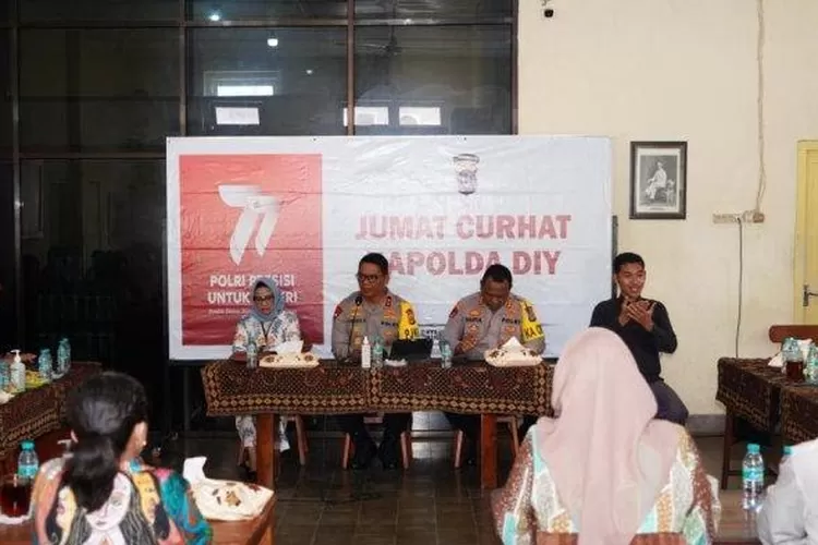 Kapolda DIY Irjen Pol Suwondo Nainggolan didampingi para Pejabat Utama Polda DIY dan Kapolresta Yogyakarta  memimpin Jumat Curhat tentang penyandang disabilitas di Yogya.   (istimewa )