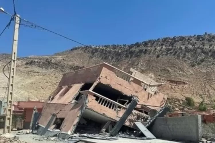 Salah satu titik gempa bumi  di Maroko, Sebuah  bangunan rumah  nyaris roboh digucang  getaran.
