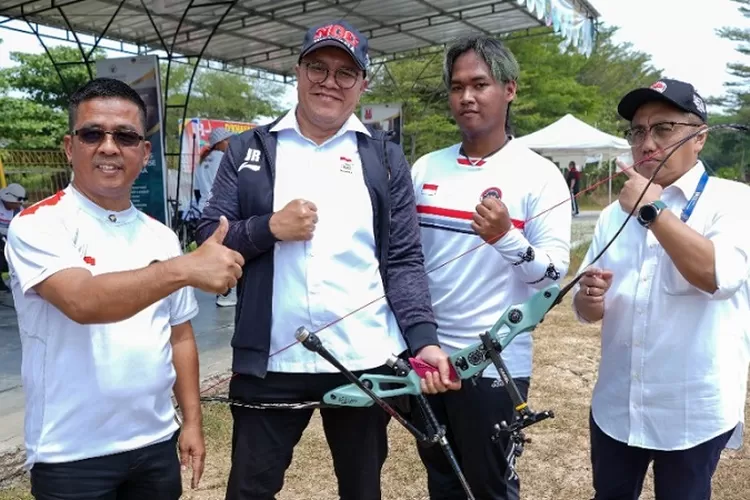 Vice Chef de Mission (CdM) Tim Indonesia Jadi Rajagukguk mengunjungi langsung pelatnas panahan di D&rsquo;Khayangan Archery Center, Cikarang, Senin (11/9/2023) (NOC Indonesia/M. Rifqy Priadiansyah)