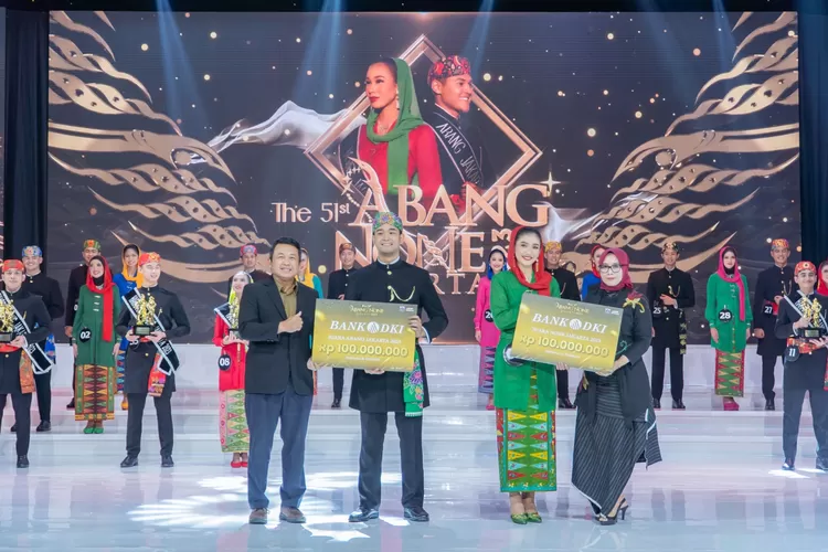 Finalis Abang None Jakarta 2023 mendapat  hadiah dari  sponsor  Bank DKI. 