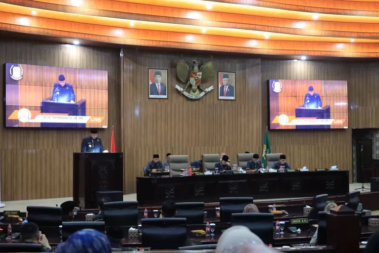 Wali Kota Bekasi di Sidang Peripurna: Perubahan APBD 2023 Mampu Sejahterakan Masyarakat, Senin (11/9/2023). (FOTO: Humas Setda Kota Bekasi)