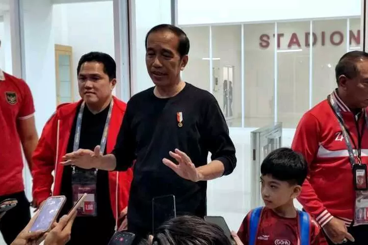Ketum PSSI Erick Thohir mendampingi Presiden Jokowi usai menyaksikan pertandingan Timnas U-2&divide; Indonesia melawan Turkmenistan di Stadion Manahan Solo (Endang Kusumastuti)