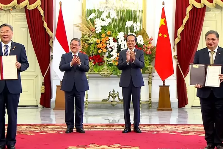 Disaksikan Presiden Joko Widodo dan PM RRT HE Li Qiang, Menko Perekonomian Airlangga Hartarto MoU ekonomi digital dengan Mendag RRT Wang Wentao di Istana Merdeka, Jakarta (Ist)