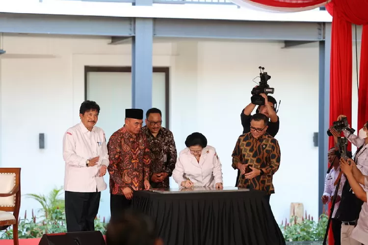 Presiden ke-5 RI Megawati Soekarnoputri meresmikan dan menandatangani prasasti Pusat Studi Arsip Statis Kepresidenan. Foto: Humas ANRI. Foto: Humas ANRI