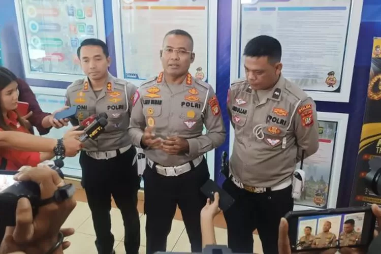 Dirlantas PMJ Kombes Latief Usman bersama anggota Polantas  Abdullah menyampaikan permohonan maaf terhadap pelaku pelanggaran yang dimaki petugas di Jalan Cikini Jakarta Pusat. (Sadono )