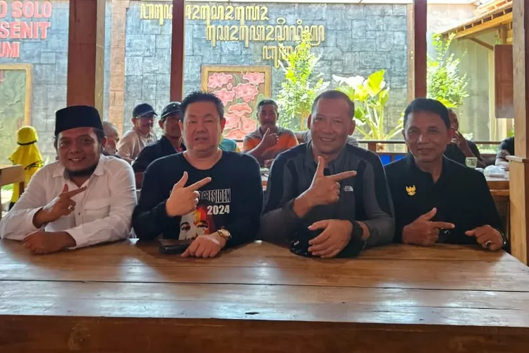 Ketua Dewan Pimpinan Daerah (DPD) Prabowo Mania 08 (PM 08) Jawa Timur Bambang Widjanarko Setio bersama jajarannya.