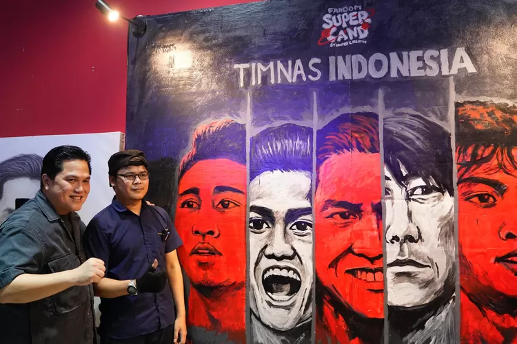 Seorang seniman asal Bandung, penuh dedikasi terhadap sepakbola Indonesia, mengungkapkan apresiasinya kepada Erick Thohir melalui seni mural.