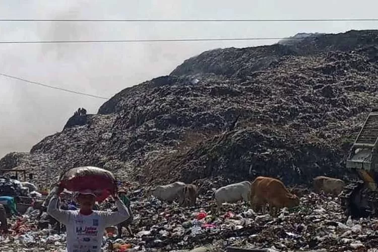 Tumpukan sampah di TPA Putri Cempo Solo yang terbakar (Endang Kusumastuti)