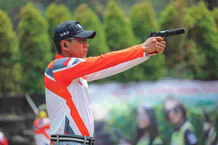 Pj Gubernur DKI Jakarta Heru Budi  Hartono  menutup kejurnas Menembak di Lapangan Senayan, Jakarta, Minggu (17/9/2023).