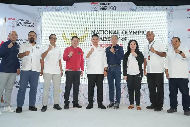 Ketua NOC Indonesia Raja Sapta Oktohari (tengah) secara langsung meluncurkan Akademi Olimpiade Indonesia di Jakarta, Senin (18/9/2023) (NOC Indonesia/Koko Mediantoro)