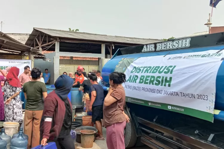 Warga Pegadungan, Kalideres, Jakarta  Barat mengentre  mengisi dirigen  dengan air bersih bantuan dari Baxnas (Bazis) Provinsi DKI Jakarta, Sabtu (16/9/2023).