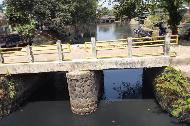 Pemkot Bekasi  seolah tutup mata terkait Kali Bekasi yang menjadi sumber air baku Perumda Tirta Patriot tercemar limbah industri . (FOTO: Dharma/Suarakarya.id)