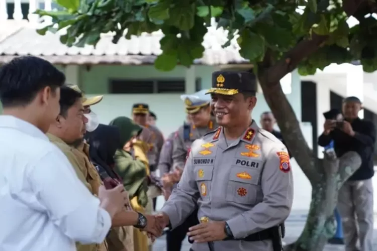 Kapolda DIY Irjen Suwondo Nainggolan menjadi Pembina upacara bendera sekaligus memberikan motivasi kepada siswa-sisw Saat upacara bendera di lapangan upacara SMA N 8 Yogyakarta.  (istimewa )