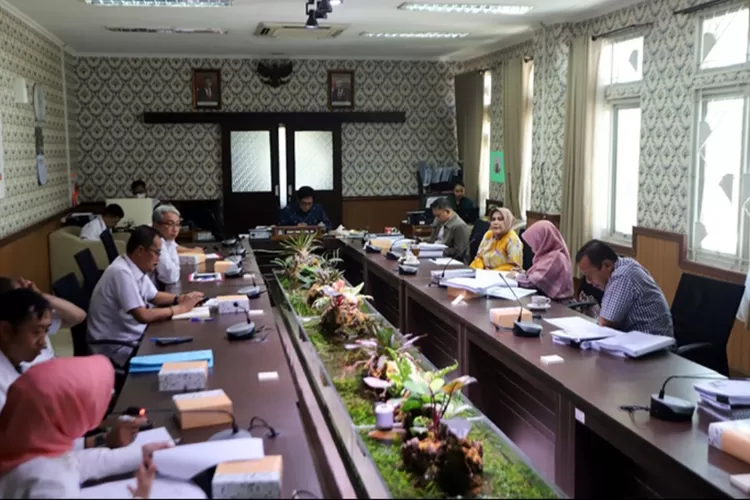 Pimpinan dan anggota Bapemperda DPRD Kota Bandung, menggelar rapat kerja terkait Pembahasan Program Pembentukan Peraturan Daerah Tahun 2023 Tahap II, di Ruang Rapat Bapemperda, kemarin ini. Jaja/Humpro DPRD Kota Bandung.