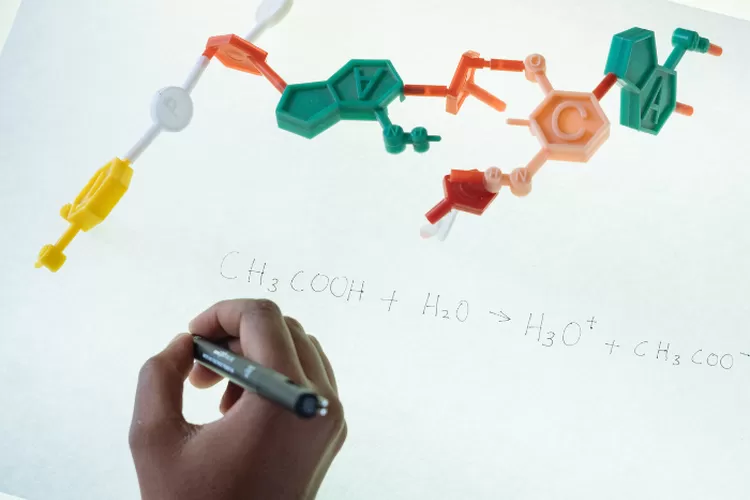 Ilustrasi soal UTS kimia kelas 10 dan pembahasan. (RF._.studio/ Pexels)