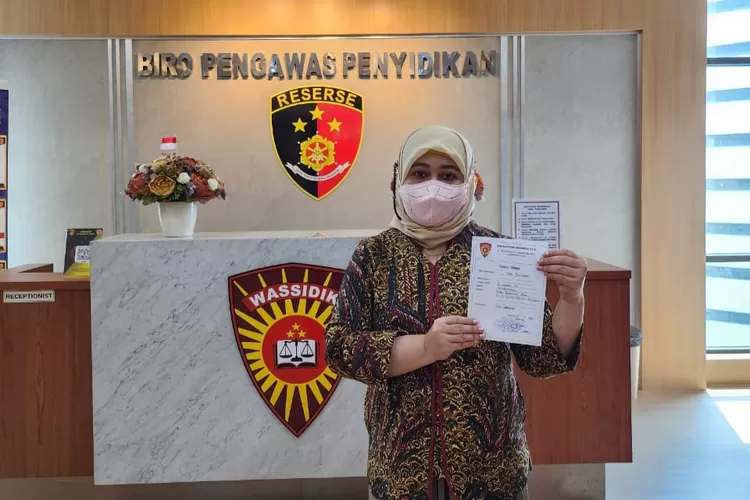 Ifana Abdulrahman memperlihatkan surat tanda terima  pengaduan kepada Bareskrim Polri  atas kasus penganiayaan diri oleh Istri Bupati Gorontalo, Senin (18/9/2023). 
