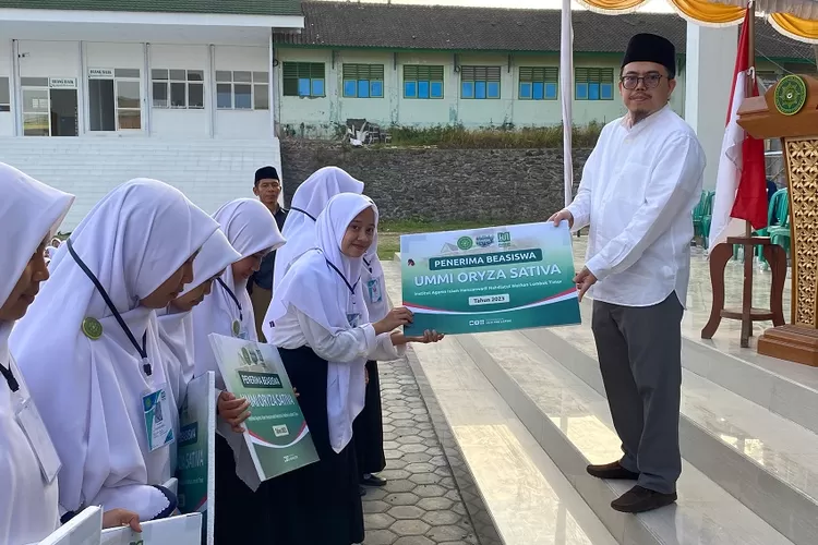 Rektor IAIH NW Lombok Timur TGKH Lalu Gede M. Zainuddin Atsani menyerahkan beasiswa kepada mahaiswa penerima manfaat di kampus IAIH NW Lombok Timur (Suara Karya/IAIH NW Lombok Timur)