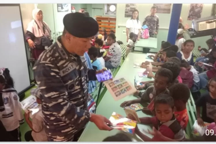 KRI Teluk Weda-526 Koarmada III Kembali Dukung Program Literasi Kemampuan  Baca Anak di Sorong (Penerangan Koarmada III)