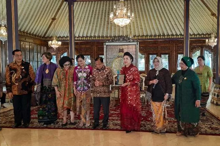 Penyerahan penghargaan kepada Koes Moertiyah sebagai tokoh pelestarian  ETNA Jawa Tengah diserahkan oleh Tanri Abeng (Endang Kusumastuti)