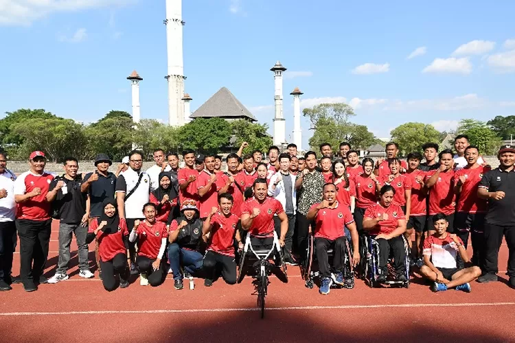 CdM kontingen Indonesia untuk Asian Para Games 2023, Angela Tanoesoedibjo mengunjungi pelatnas di Solo Jawa Tengah bersama pebulu tangkis nasional, Kevin Sanjaya Sukamuljo (NPC Indonesia)