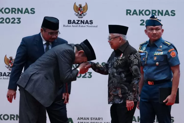 Ketua  Baznas RI Noor Achmad mencium tangan  Wapres Maruf Amin usai menyampaikan  sambutan  pembukaan Rakornas Baznas RI  2023 di The Sultan  Hotel, Rabu (20/9/2023)