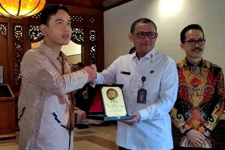 Wali Kota Solo Gibran Rakabuming bersama Sekretaris BNPT Bangbang Suroso usai penandatanganan nota kesepahaman penanganan radikal terorisme (Endang Kusumastuti)