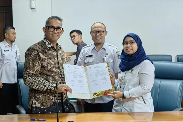 Pejabat Kemlu menyerahkan bantuan ke Koordinator Baznas Bazis Jakarta Timur. Foto: Istimewa