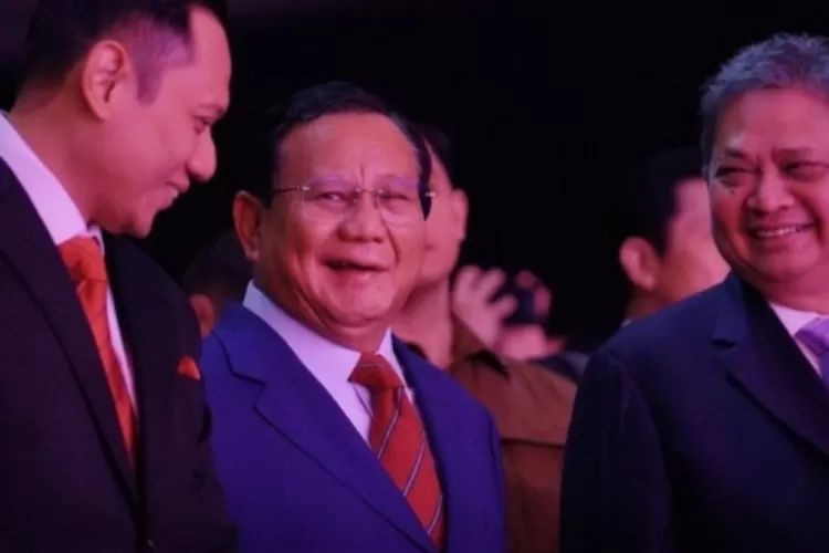 Capres Prabowo Subianto (tengah) tersenyum sumringah kepada  Ketua Umum Partai Demokrat  AHY (kiri) disaksikan  Ketua Umum  DPP Partai Golkar Airlangga Hartarto (kanan).
