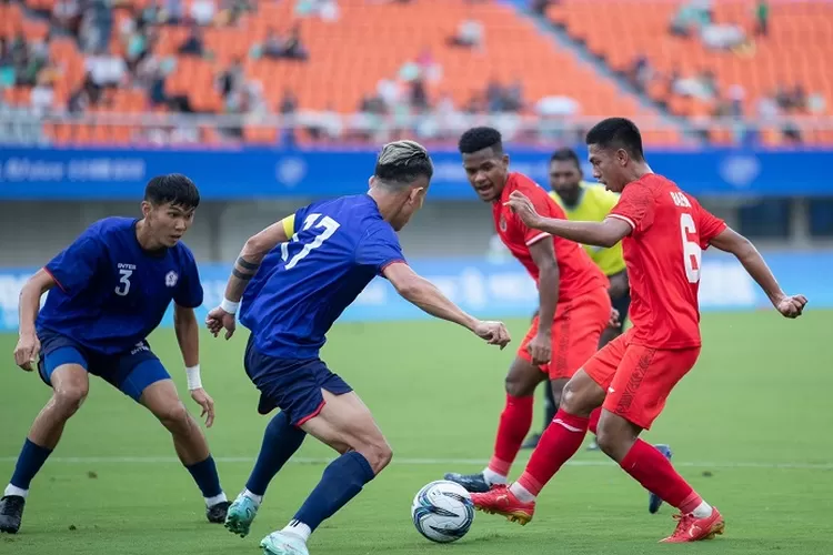 Para pemain Timnas U-24 Indonesia berusaha melewati hadangan Taiwan dalam pertandingan sepakbola Grup F Asian Games XIX/2022 Hangzhou, China (NOC Indonesia/Naif Al&rsquo;As)