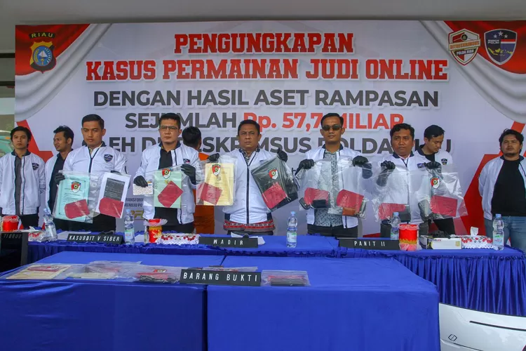 Direktorat Reserse Kriminal Khusus Polda Riau mengungkap kasus judi online beromzet miliaran rupiah. (istimewa )
