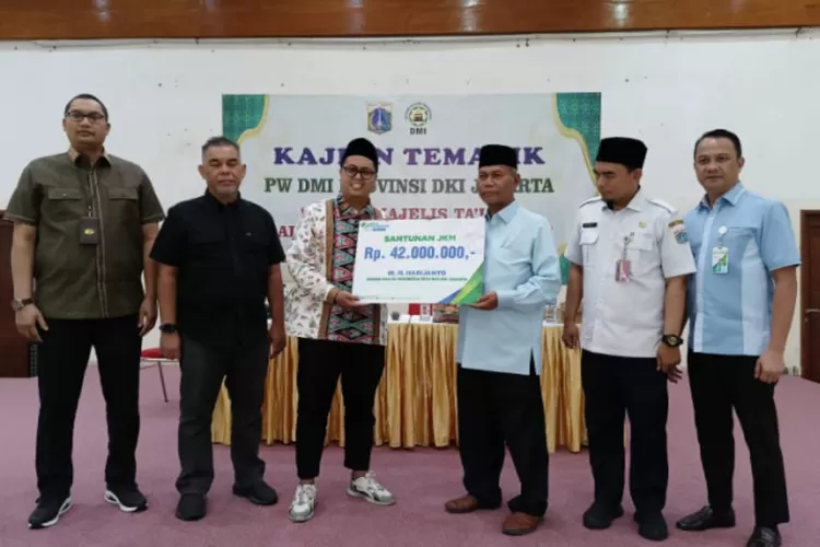 Penyerahan sabtunan BPJS Ketenagakerjaan Jakarta Pulo Gebang pada ahli waris anggota DMI DKI Jakarta. 