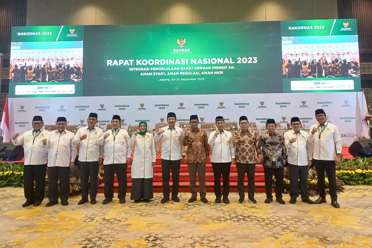 Menko Polhukam Mahfud MD (tengah)  didampingi pimpinan Baznas RI menutup Rakornas  Baznas 2023 di The Sultan  Hotel, Jumat siang (22/9/2023).
