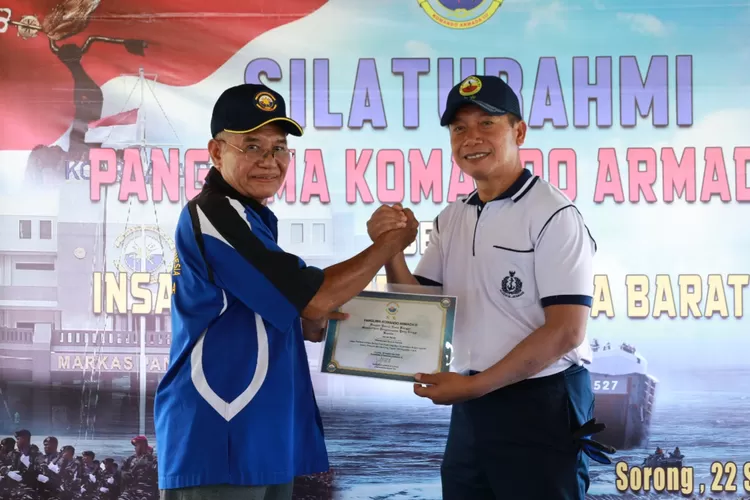 Kanan Panglima Koarmada III  Laksamana Muda Rachmad Jayadi  menyerahkan piagam Penghargaan kepada - Kiri Yacob Nauly  Wartawan suarakarya.id (Dinas Penerangan Koarmada III)