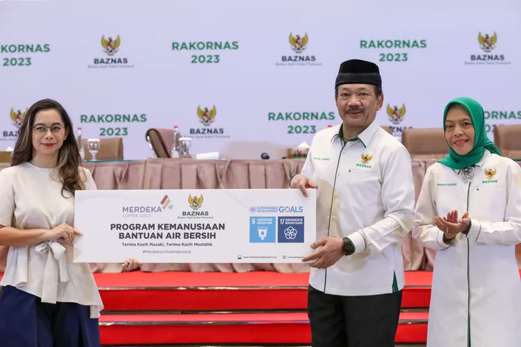 External Communications Manager PT Merdeka Copper Gold Tbk  Dania Widodo  secara simbolis menyerahkan  bantuan  air bersih kepada  kepada Ketua  Baznas RI  Prof Noor Achmad untuk didistribusikan kepada warga Cengkareng, Jakarta Barat. Bantuan diserahkan  disela- sela Rakornas, Jumat (22/9/2023).