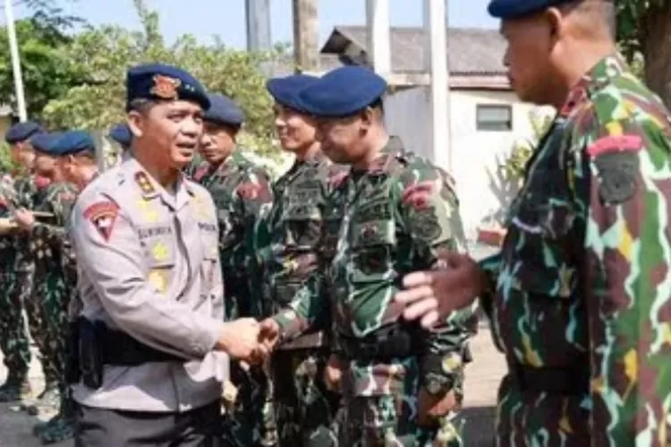 Kapolda DIY Irjen Pol Suwondo Nainggolan memberi ucapan selamat kepada peserta usai penutupan pembinaan dan pelatihan kemampuan Brimob bagi Bintara Remaja Satbrimob Polda DIY  2023. (istimewa )