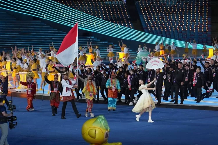 Keberagaman budaya Indonesia direpresentasikan melalui pakaian adat menghiasi opening ceremony Asian Games 2022 Hangzhou saat defile Tim Indonesia mewarnai Opening ceremony  (NOC Indonesia/Tetuko Mediantoro)