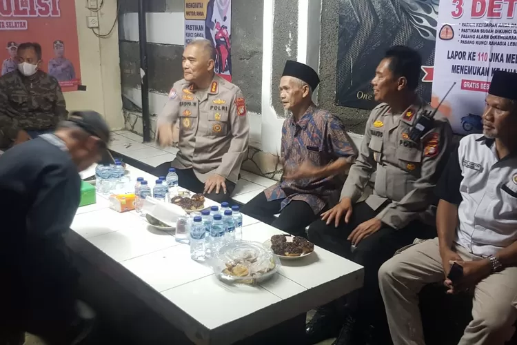 Direktur Binmas PMJ Kombes Badya Wijaya berdialog dengan warga di Pancoran  (istimewa )