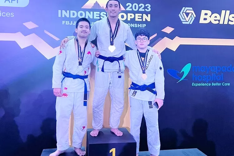 Daffa Wardhana di podium juara kelas 76 kg kejuaraan Federasi Brazili Jiu Jitsu Indonesia (FBJJI) Indonesia Open Championship 2023. 