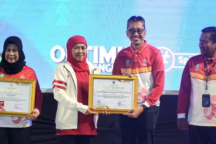 Direktur Utama Bank Jatim Busrul Iman saat menerima penghargaan dari Gubernur Jatim, Khofifah Indar Parawansa
