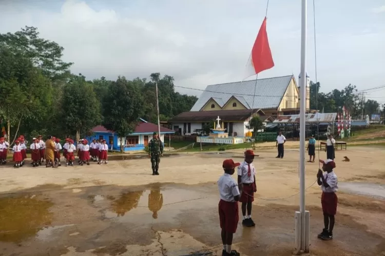 Membanggakan Bendera Merah Putih Tetap Berkibar di tanah Papua  (Penrem 181/PVT)