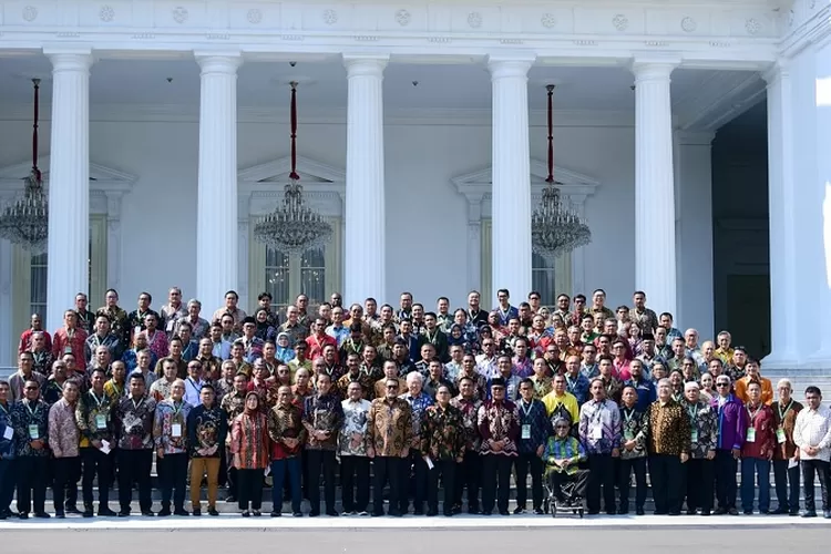 Para peserta dan peninjau Kongres PWI XXV Tahun 2023 berfoto bersama Presiden Joko Widodo di Istana Merdeka, Jakarta, Senin (25/9/2023) (Ist)