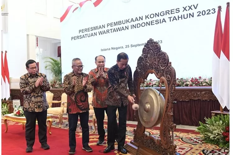 Presiden Joko Widodo memukul gong ketika secara resmi membuka Kongres XXV Persatuan Wartawan Indonesia (PWI) 2023 yang digelar di Istana Negara Jakarta, pada Senin, 25 September 2023.  (Ist)