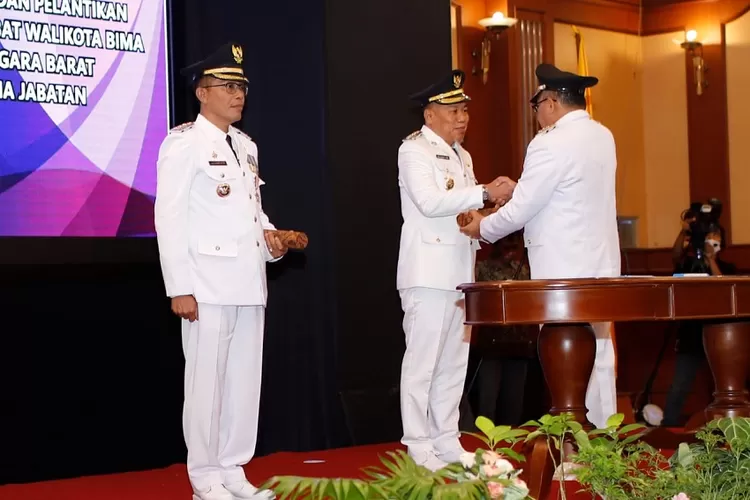HM Rum Pj Walikota BIma bersalaman dengan Pj Gubernur NTB (Suara Karya/Hernawardi)