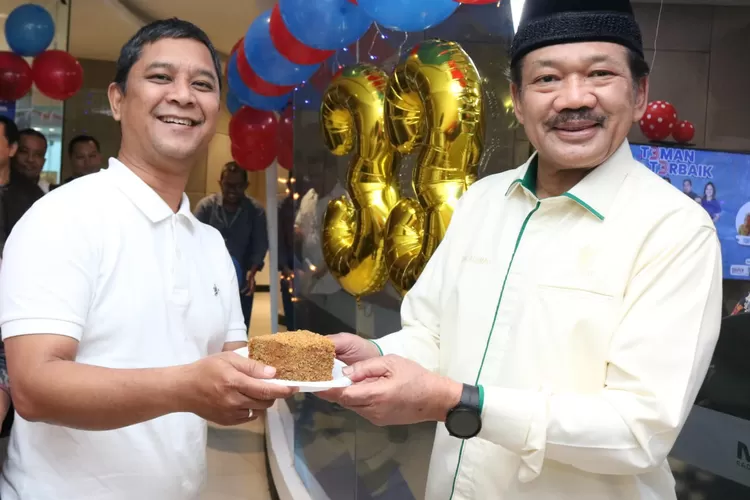 Ketua BAZNAS RI Prof Dr KH Noor Achmad, MA. menerima potongan kue dari Pemred MNC Trijaya Gaib Maruto Sigit saat menghadiri ulang tahun ke-33 Radio MNC Trijaya di Jakarta, Selasa (26/9/2023).