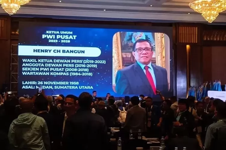 Ketua Umum PWI Pusat masa tugas 2023-2028 Hendry Ch Bangun terpampang di layar setelah pemilihan ketua umum pada Kongres XXV PWI di eL Hotel Bandung, Jawa Barat (27/9/2023).  (Ist)