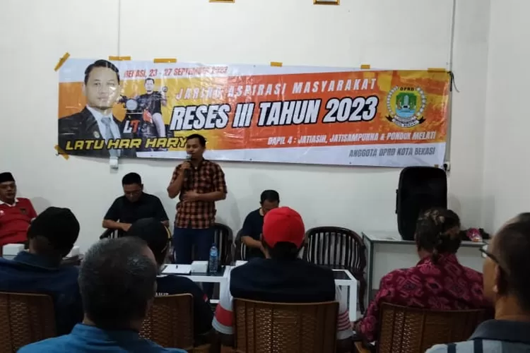 anggota DPRD Kota Bekasi dati Komisi III  Latu Har Hary tengah menyampaikan  paoaran reses III  di Posko RW 4 Kelurahan Jatikramat, Jatiasih, Kota Bekasi, Rabu (27/8/2023)