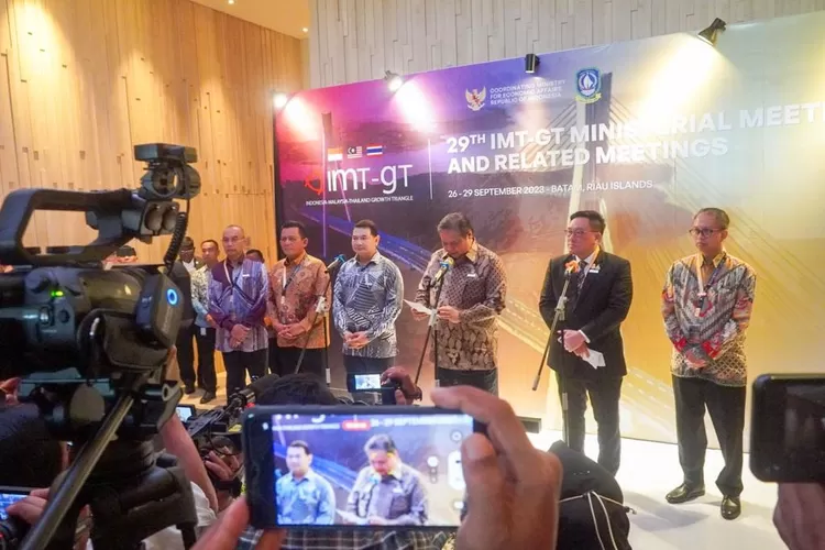 Menko Perekonomian Airlangga Hartarto dalam Pertemuan Tingkat Menteri (PTM) IMT-GT ke-29 di Batam, Jumat (29/9/2023). (ekon.go.id)